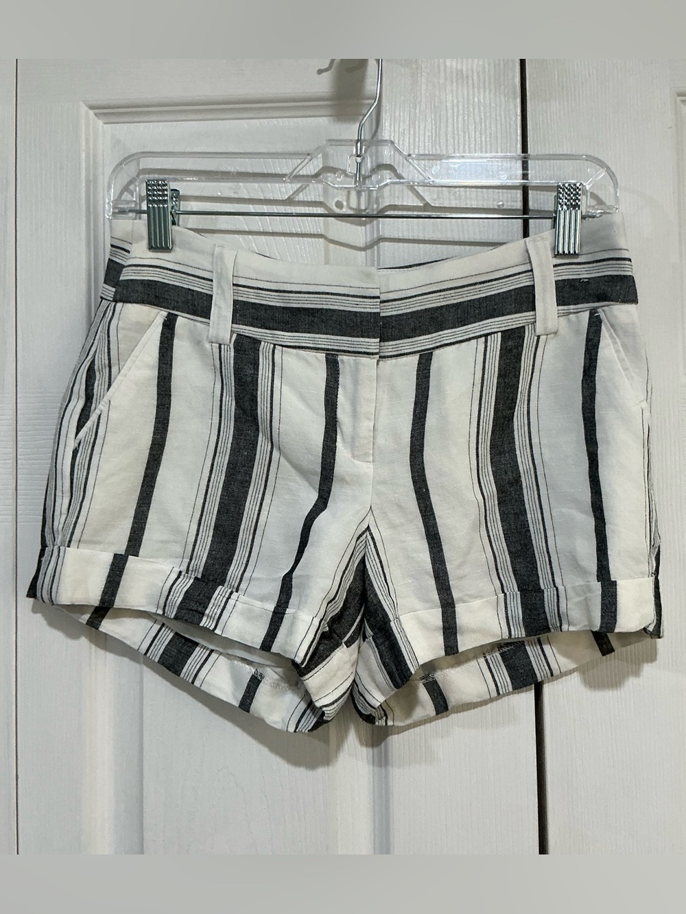 🤎 Express Women’s Gray and White Midi Low Rise Linen Lined Shorts - size 0